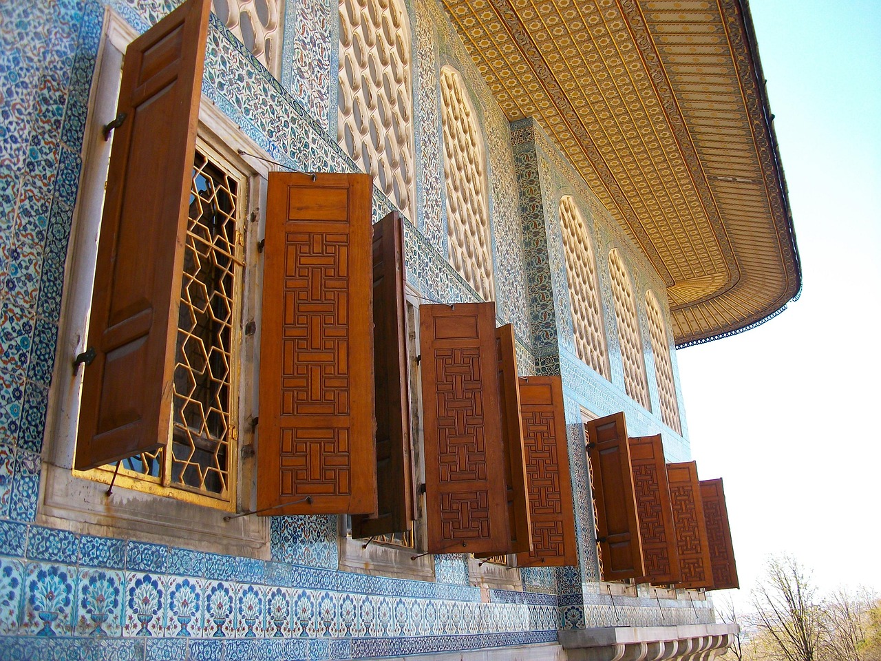 Fenêtres d'une vieille maison turque